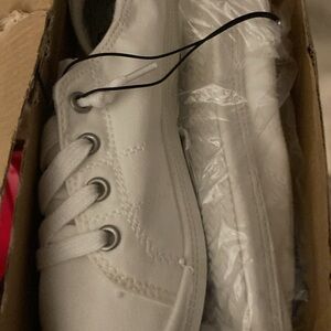 Women’s slip on white sneakers new in box size 6.5
